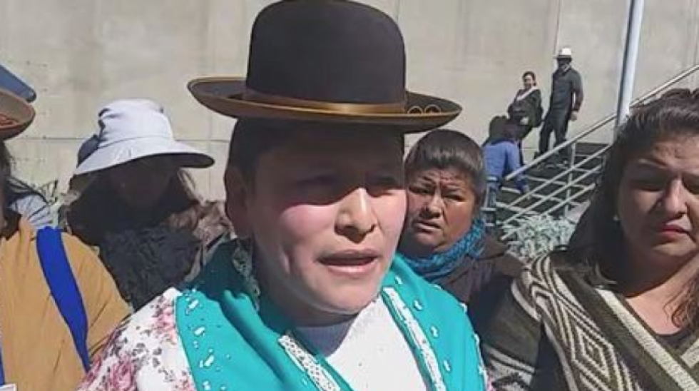 Senadora Velasco exige desagravio por uso de pollera para ridiculizar al alcalde de Viacha