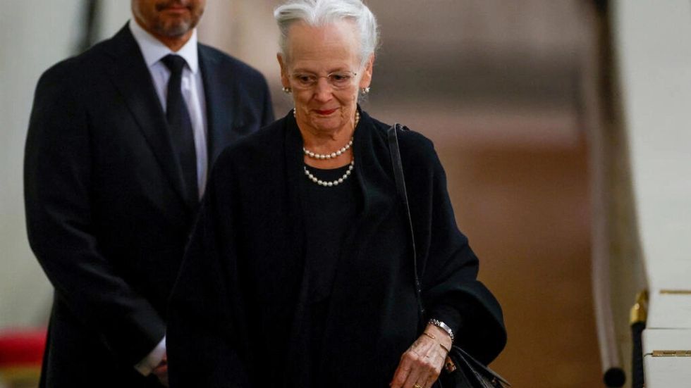 La reina de Dinamarca, positiva al covid-19 a su regreso del funeral de Isabel II