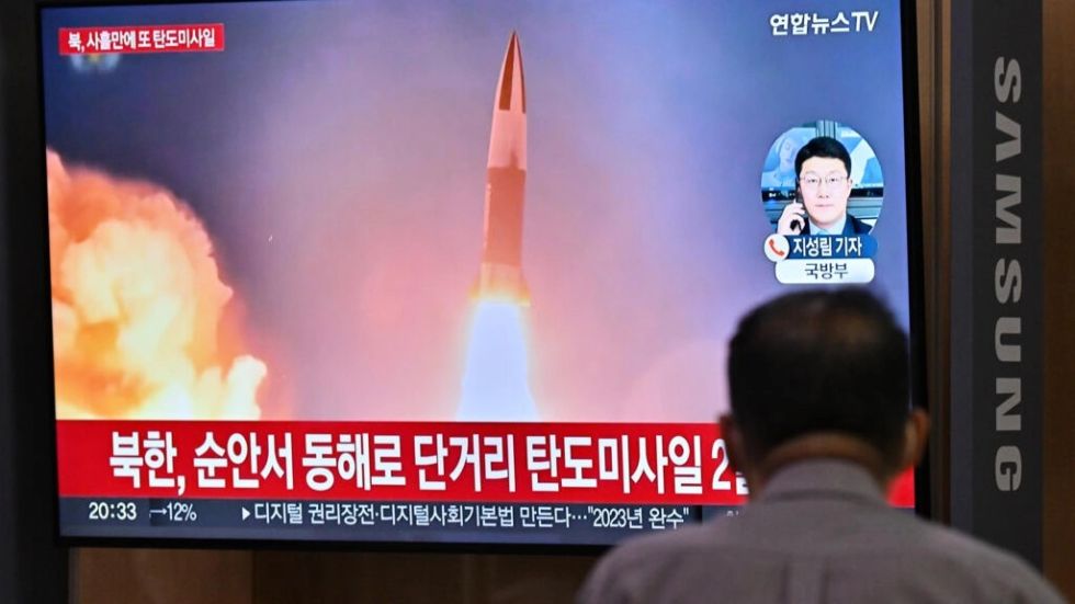 Corea del Norte lanza dos misiles balísticos antes de la visita de la vicepresidenta de EEUU