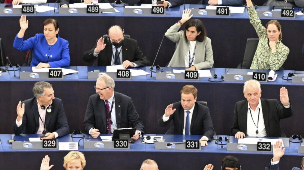 El Parlamento Europeo aprueba la adopción del cargador universal para dispositivos portátiles