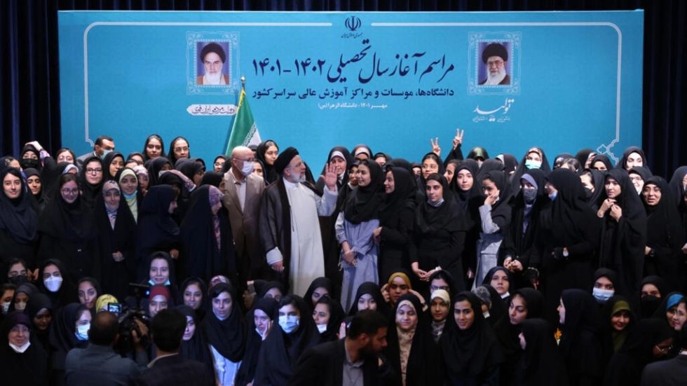 Presidente iraní dice que los estudiantes no servirán a los intereses del "enemigo"