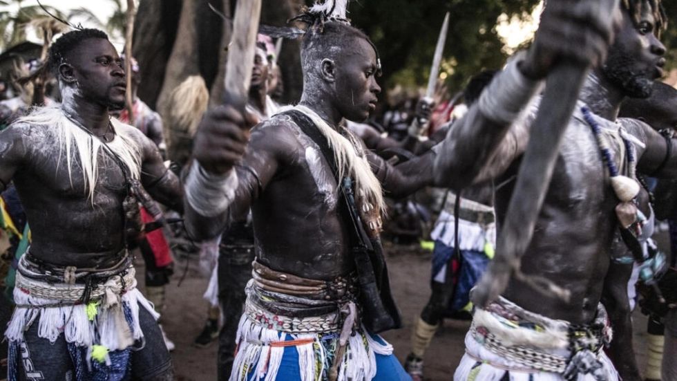 Un antiguo rito masculino en Senegal choca con los tiempos modernos