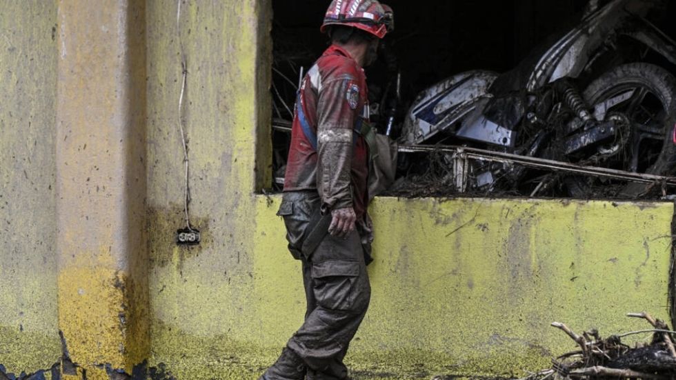 Día y noche, sigue búsqueda de sobrevivientes tras alud en pueblo de Venezuela