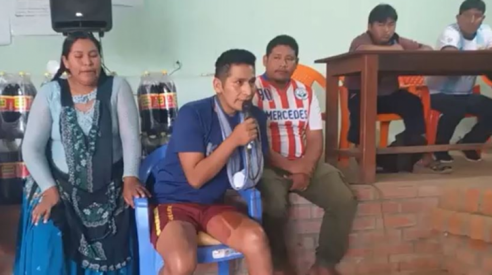 Plácido Cota, herido por explosión de dinamita, reaparece en asamblea de cocaleros y agradece ayuda