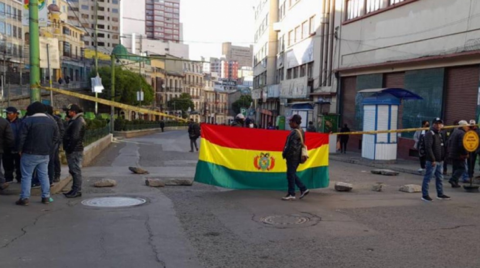Reportan que mineros de Huanuni detonan dinamitas en el centro paceño y bloquean los principales accesos