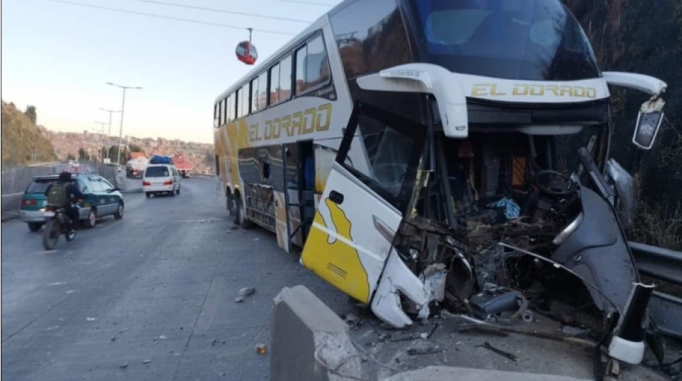 Accidente de bus interdepartamental en la autopista La Paz-El Alto deja una persona fallecida