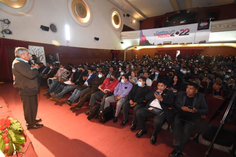 Cumbre del transporte en La Paz recomienda nueve acciones para el plan de reordenamiento vehicular