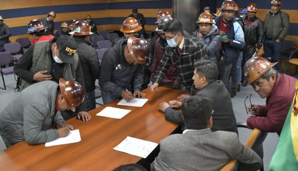 Gobierno y mineros de Huanuni firman acuerdo y se deponen las medidas de presión