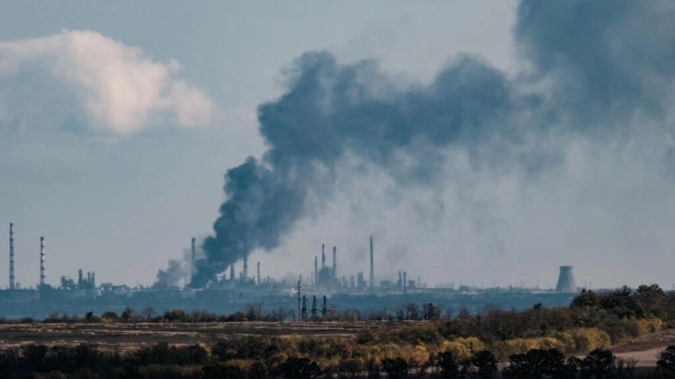 Ucrania bombardea depósito de municiones en región fronteriza rusa