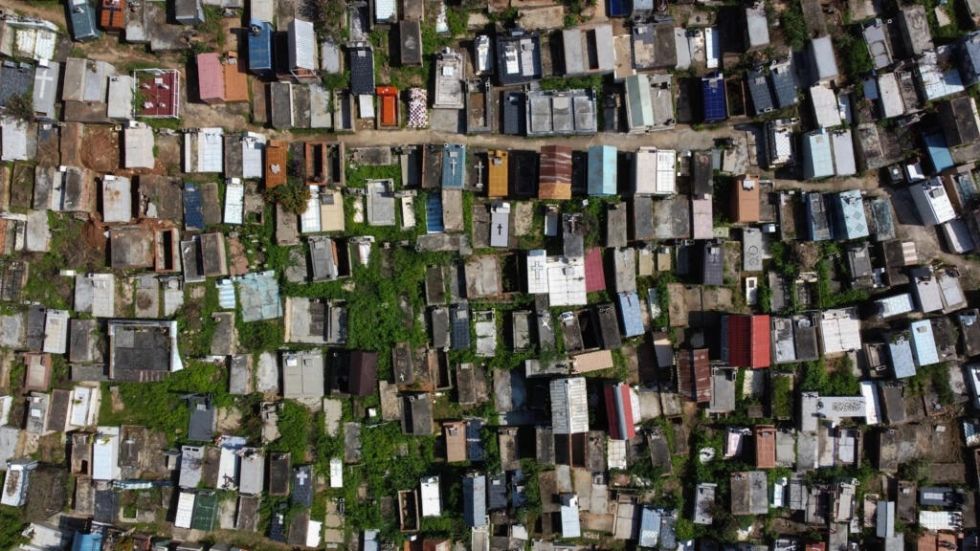 Poblado de Venezuela entierra a sus muertos tras deslave