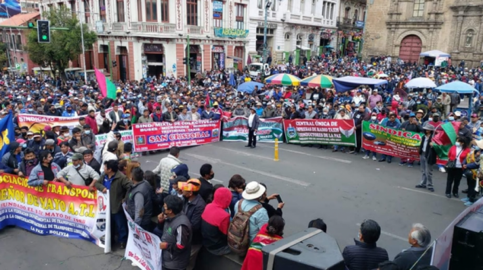 Choferes de La Paz crearán su federación y se querellarán contra los violentos de El Alto