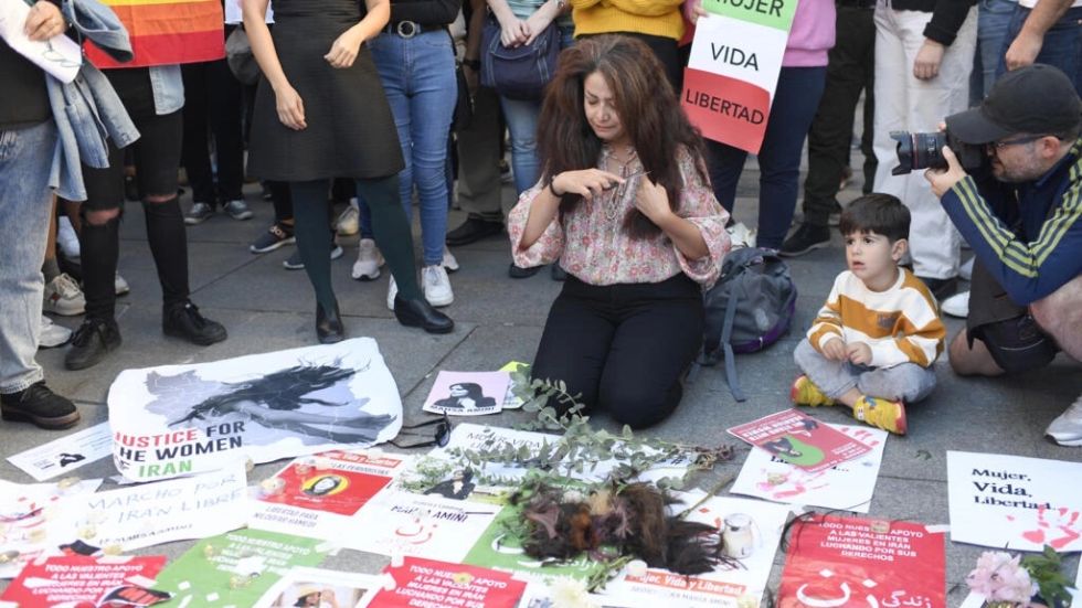 La UE sanciona a la policía de la moral en Irán y a responsables por la represión de las protestas