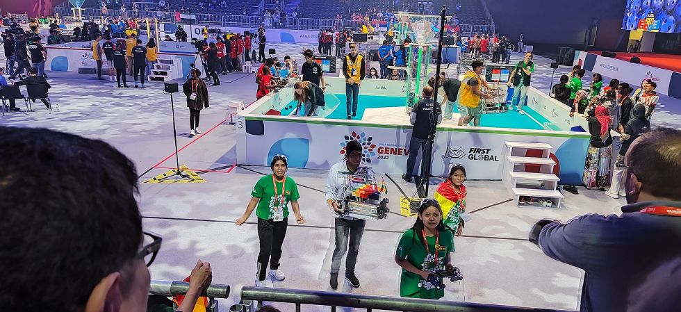 Bolivia marca un hito y acaba 4º en el final de robótica