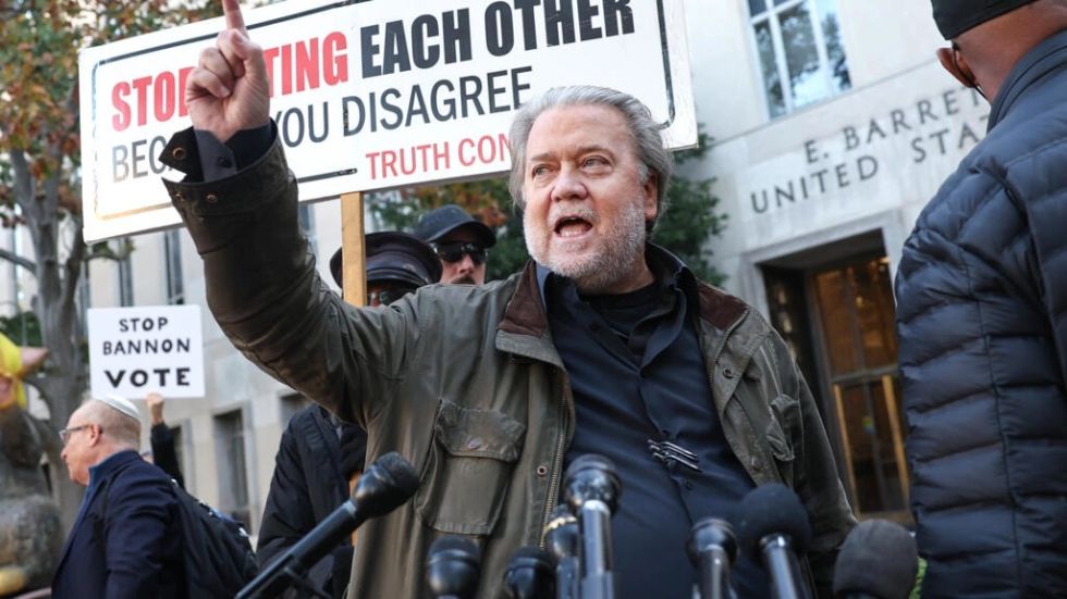 Bannon, exasesor de Trump, sentenciado a prisión por desacato al Congreso