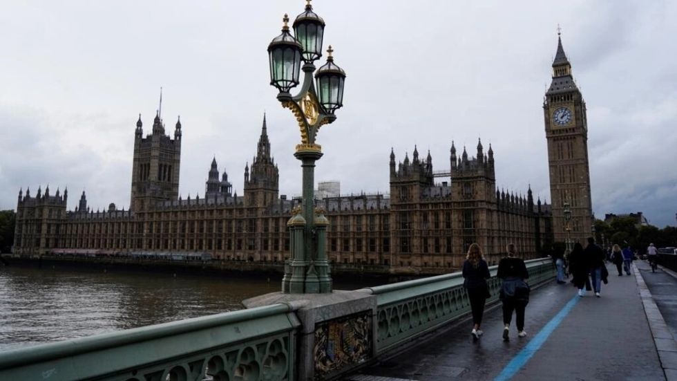 Dimite un diputado británico de la oposición acusado de insinuaciones sexuales