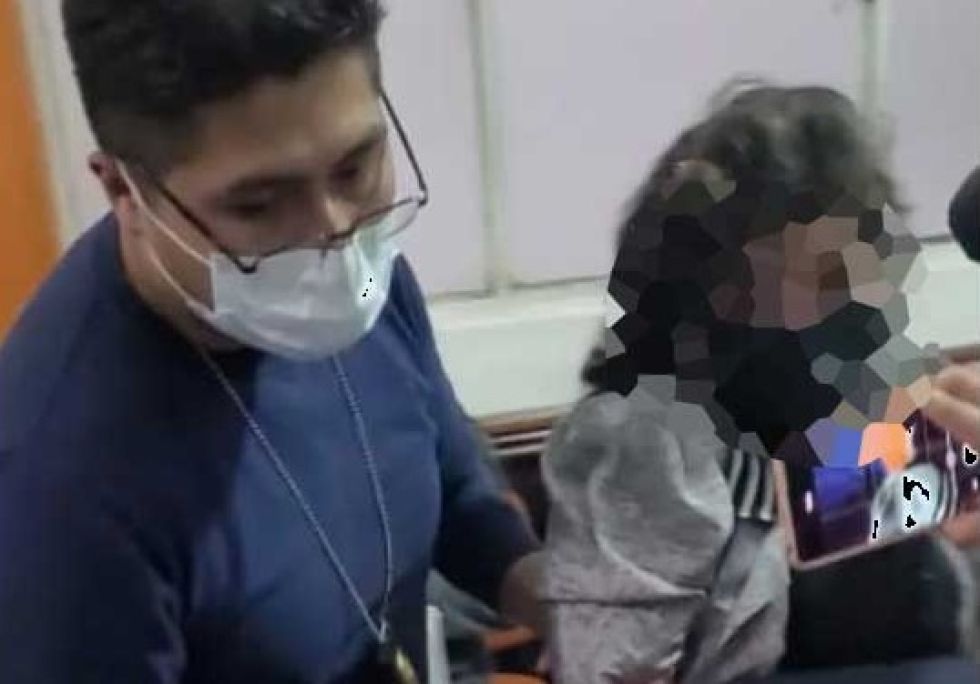 Una fiscala y un policía son aprehendidos por liberar a un acusado de la violación de una niña de 13 años
