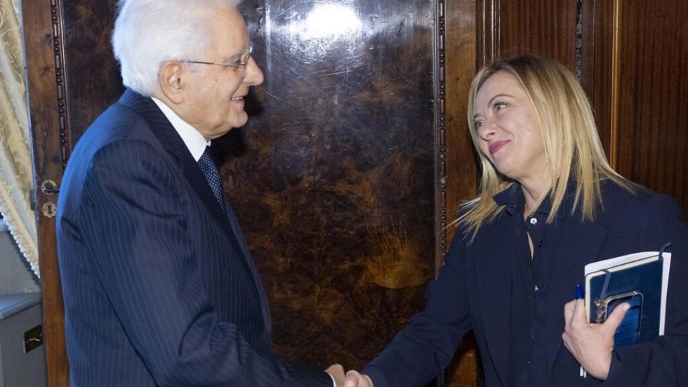 El gobierno de la ultraderechista Meloni presta juramento en Italia