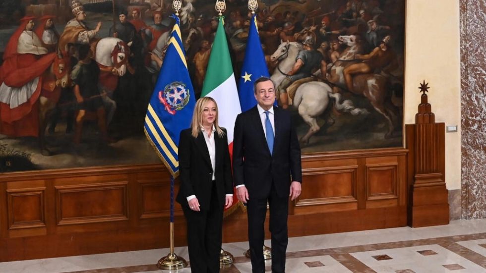 Giorgia Meloni, primera mujer en dirigir Italia, asume oficialmente su cargo