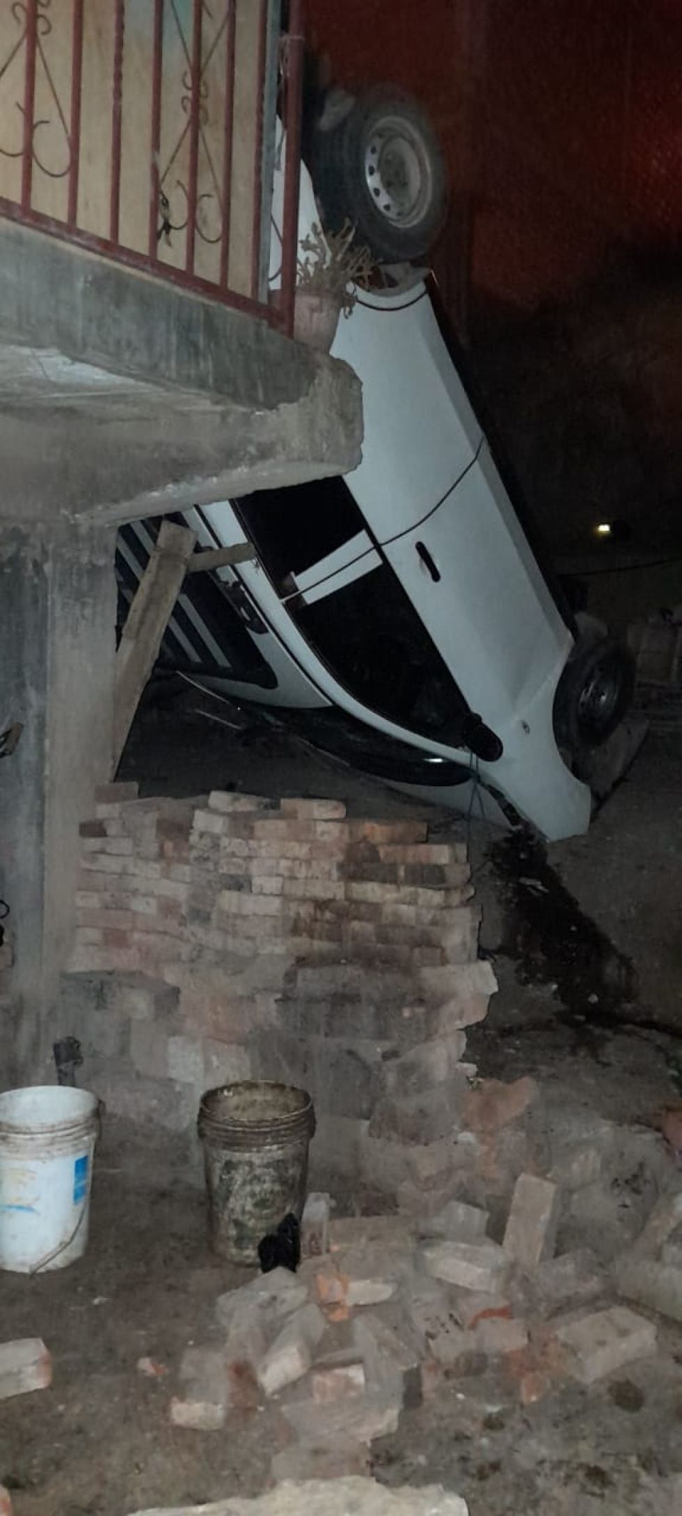 Vehículo cae 200 metros a   una casa en la zona Loyola