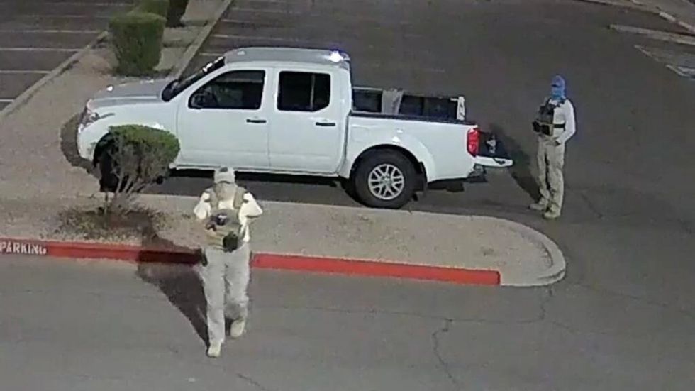 Gente armada vigila urnas en Arizona al extenderse la desconfianza para los comicios en EEUU