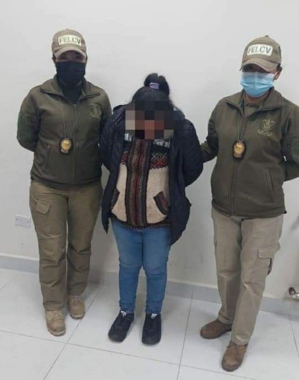 Policía captura a mujer que presuntamente agredía a su hija, el video circuló en redes sociales