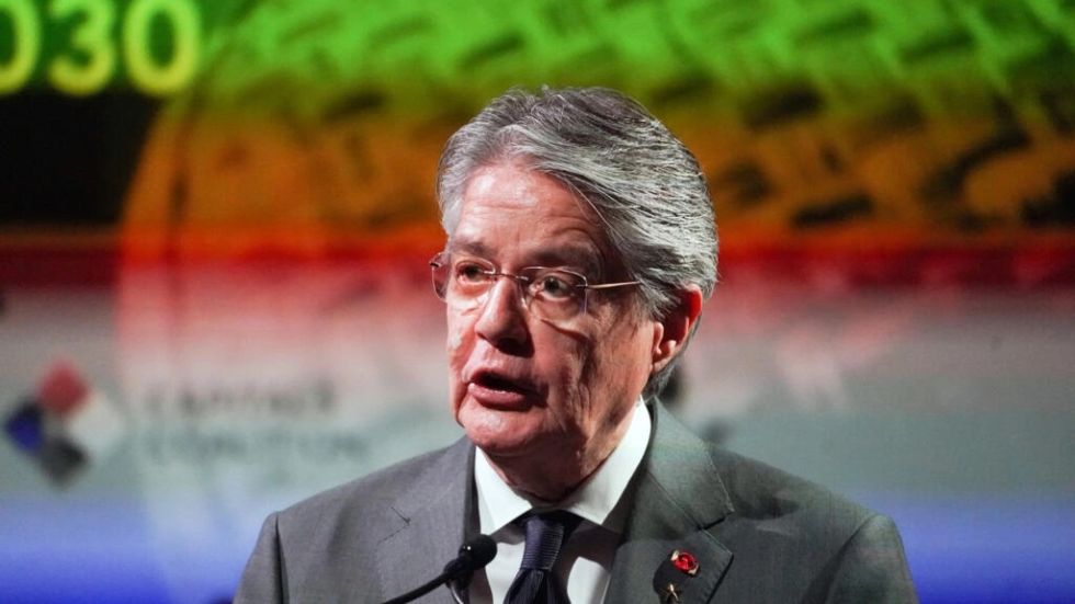Presidente de Ecuador acepta renuncia de ministro indagado por presunta corrupción