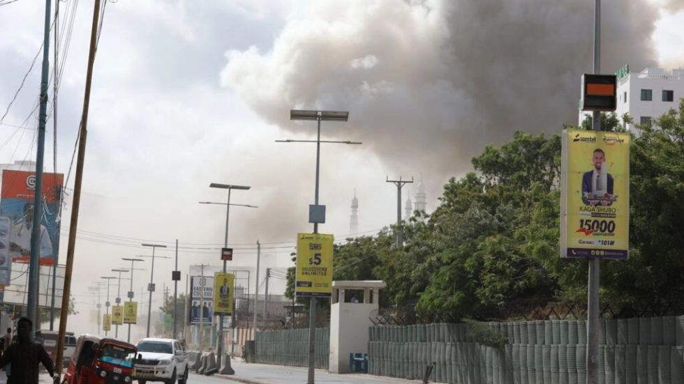 Al menos 100 muertos en doble atentado con coches bomba en Somalia