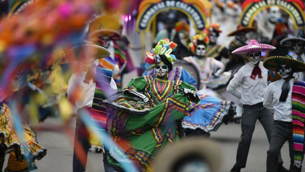 Miles de calaveras inundan calles de Ciudad de México previo al Día de Muertos