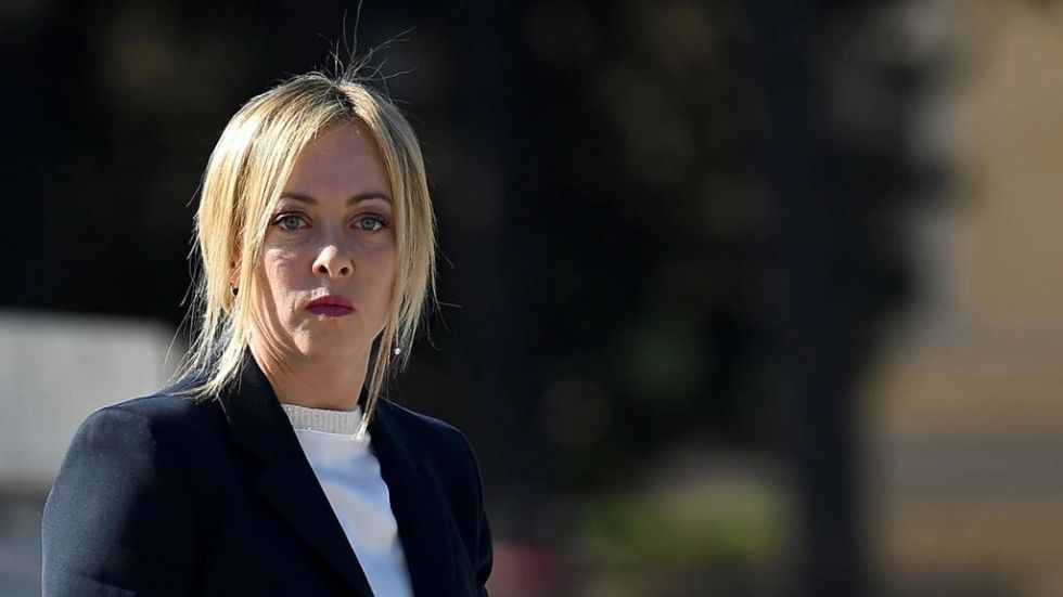 Polémica en Italia por la entrada en el gobierno de un diputado fotografiado con un brazalete nazi