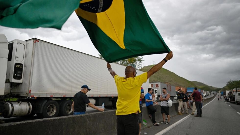 Crecen los bloqueos de rutas por todo Brasil mientras Bolsonaro sigue en silencio