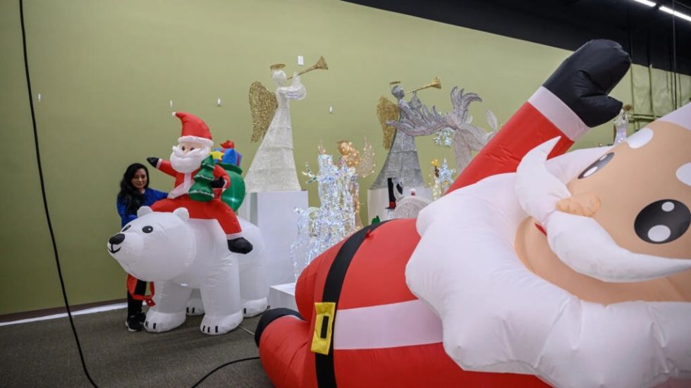 Adornos navideños desbordan los escaparates de los comercios de EEUU