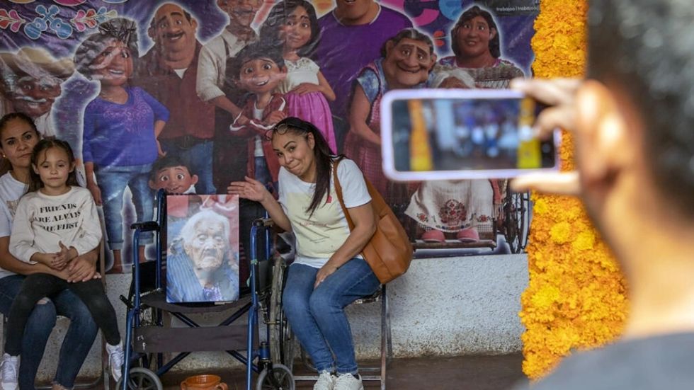 El cariño por la "verdadera" Mamá Coco se agiganta en el Día de Muertos