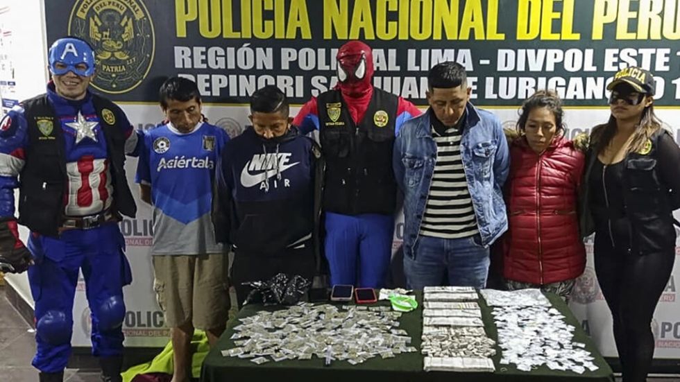 Policías se disfrazan de Avengers para capturar a vendedores de droga en Perú