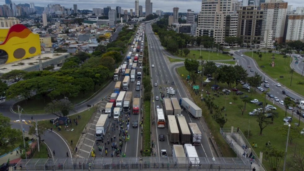 Bolsonaristas protestan en Brasil aunque disminuyen bloqueos de rutas