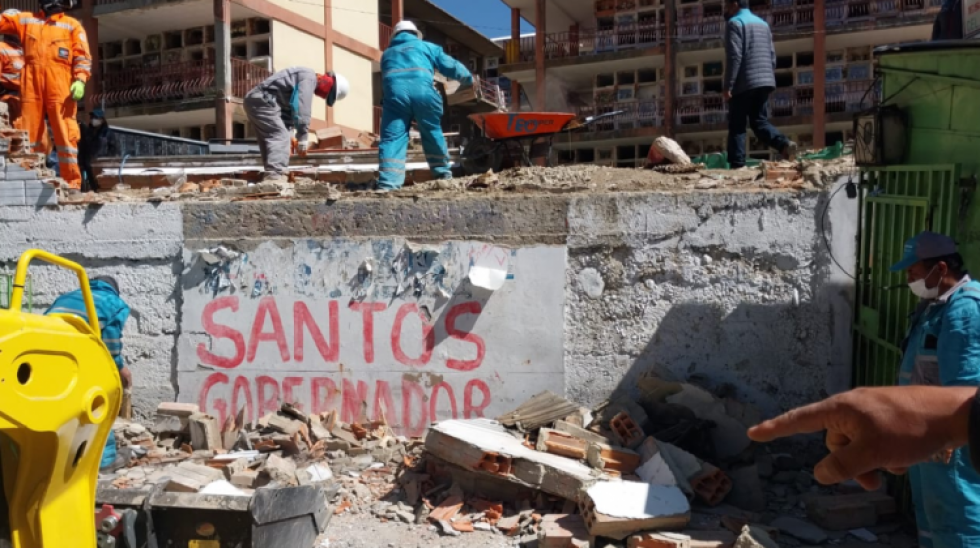 La Paz: Cae un muro del Cementerio General que estaba sostenido por callapos