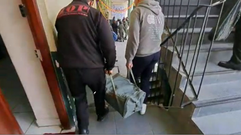 Aprehenden a un hombre que llevada más de dos millones de Bolivianos en un maletín en La Paz