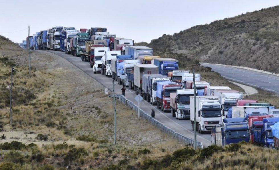 Choferes de Bolivia anuncian paro de 24 horas con bloqueos si no se resuelve conflicto en Santa Cruz