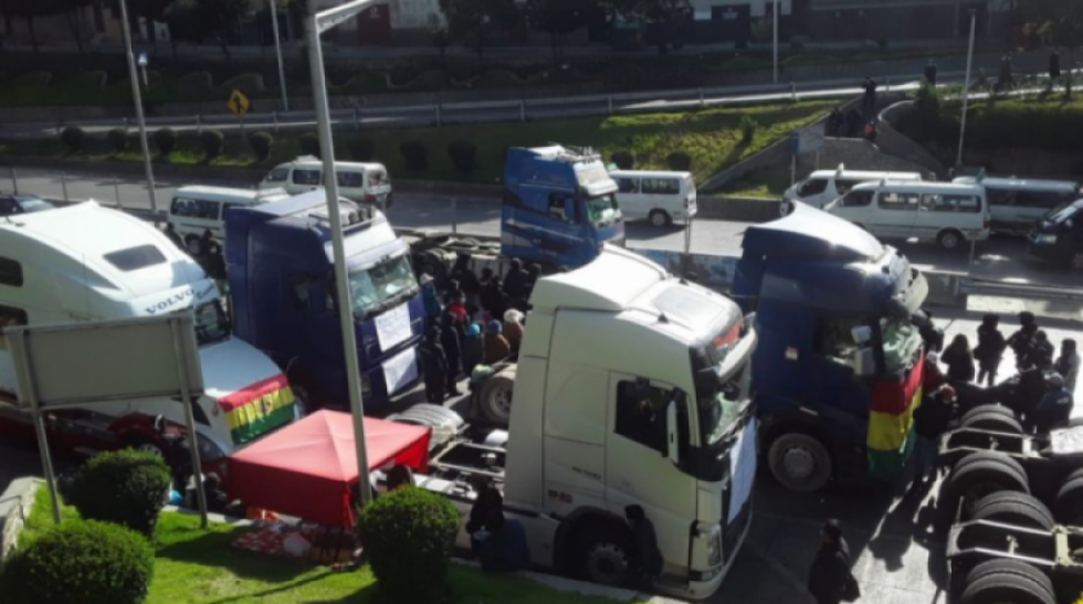 La Paz: Transporte pesado amenaza con cierre de fronteras si persiste el conflicto por el Censo