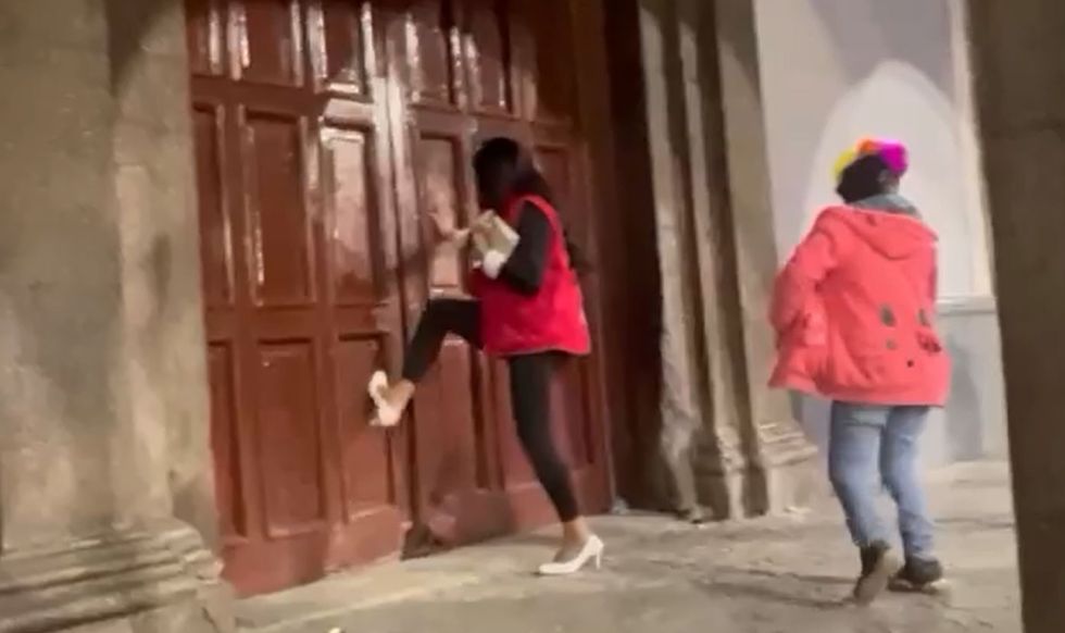 Destituyen a funcionaria que fue filmada pateando la puerta de la Gobernación de Oruro