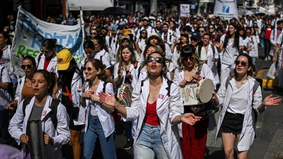 Médicos y enfermeros de Buenos Aires en huelga por mejores salarios