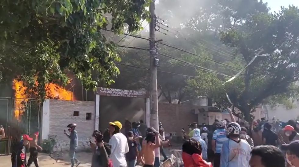 Conflicto por el Censo: Queman la sede de la federación de campesinos de Santa Cruz