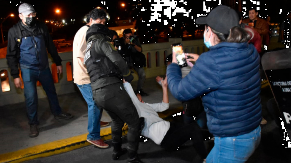 Policía gasifica e interviene un punto de bloqueo del Conade y plataformas en Cochabamba