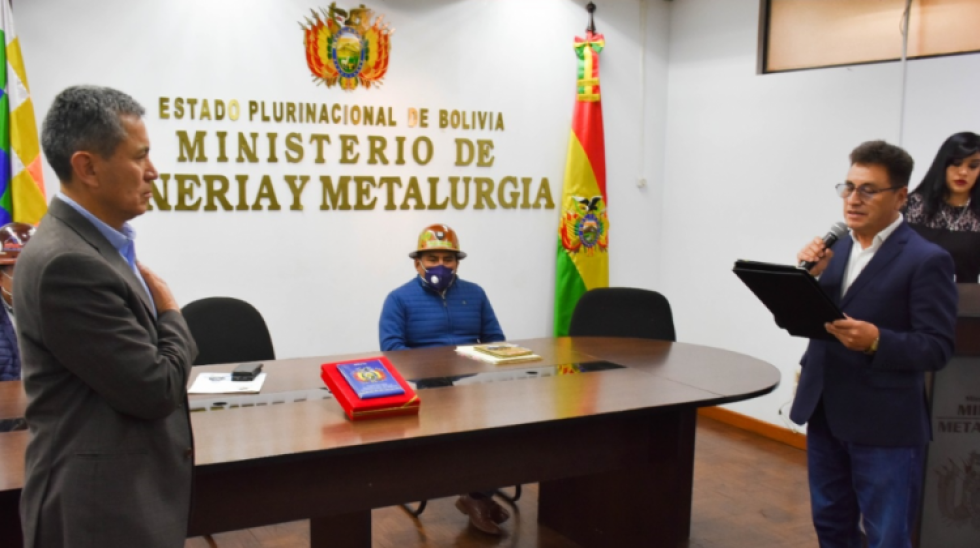 Senadora denuncia que nuevo director de la AJAM también incumple requisitos para el cargo