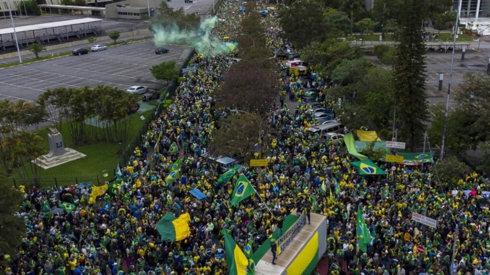 Convencidos de fraude electoral, bolsonaristas acampan ante cuarteles en Brasil