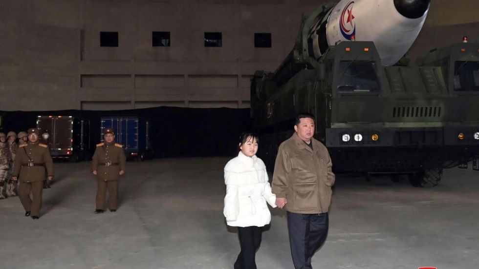 Líder norcoreano supervisa junto a su hija lanzamiento de misil intercontinental