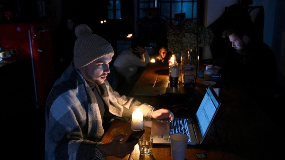 La mitad de los habitantes de la capital de Ucrania siguen sin electricidad