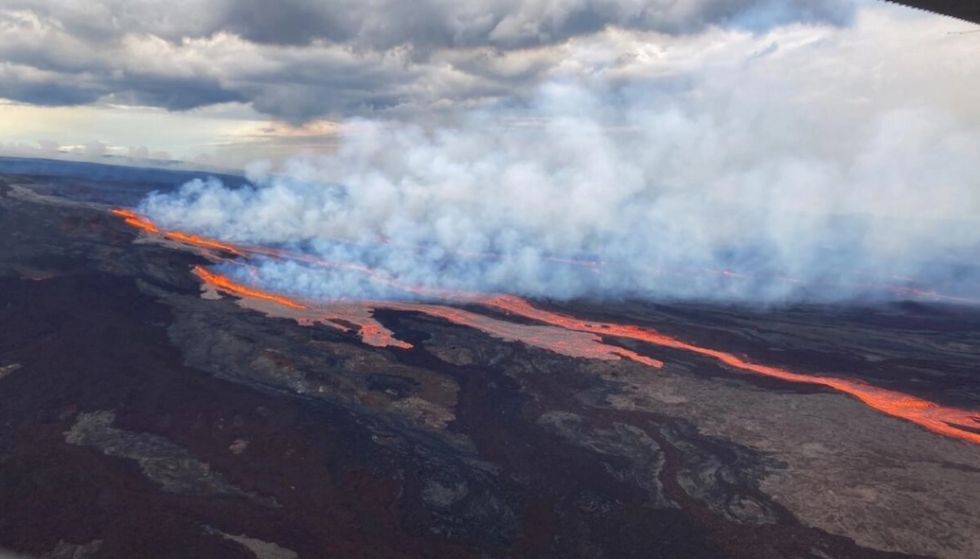 El volcán más grande del mundo entra en erupción en Hawái