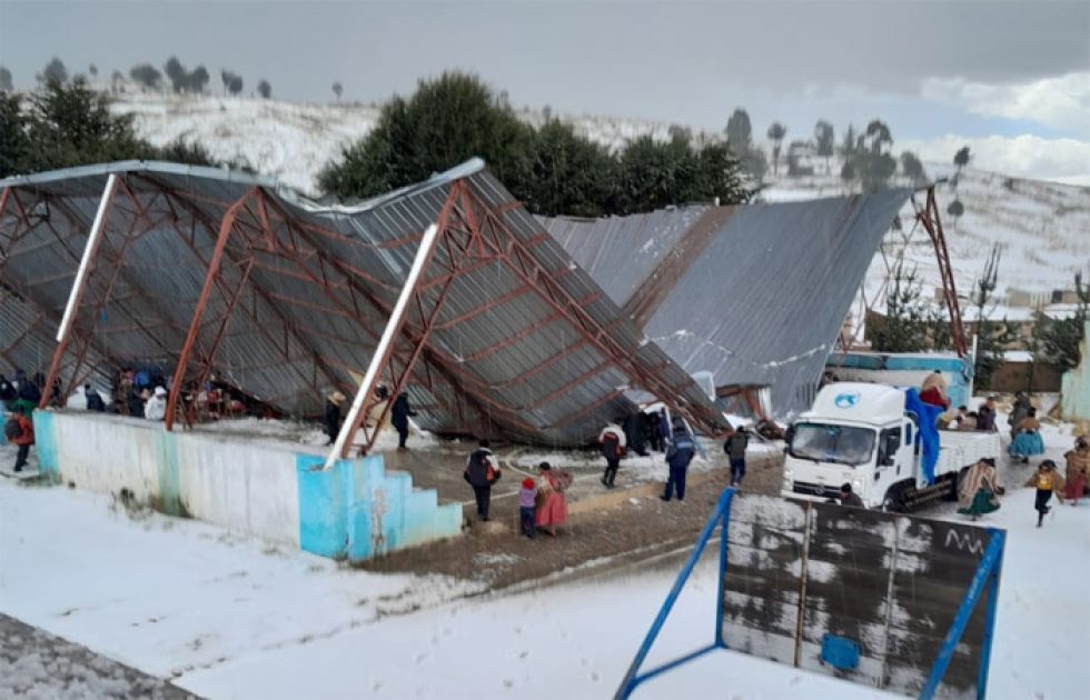 La Paz: Reportan muerte de 5 personas y 15 heridos tras desplome de un tinglado en pleno acto de graduación