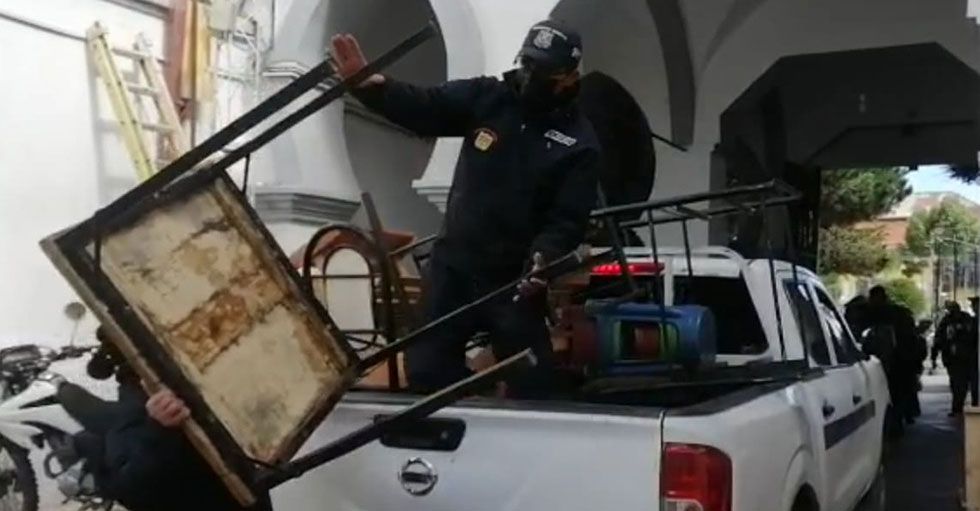 Notifican a los vendedores de muebles que invaden las calles