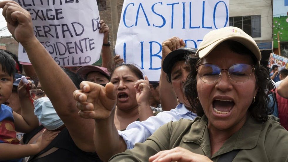 Frente a su prisión, simpatizantes de Castillo prometen luchar hasta el fin